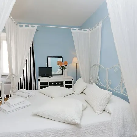 Πανσιόν Colosseum B 3*